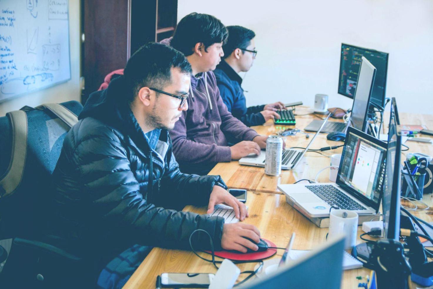 Profesional analizando datos financieros en múltiples pantallas
